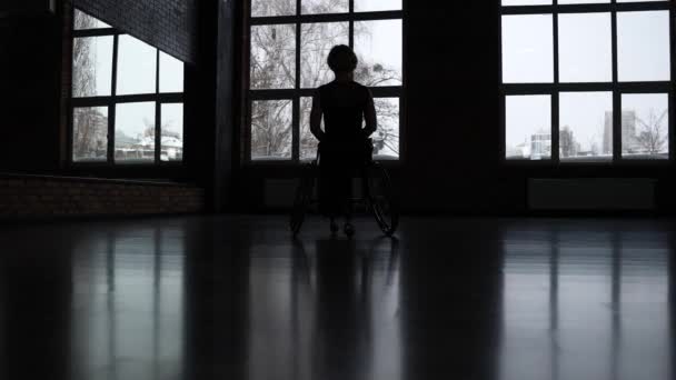 Silhouette de danseuse handicapée contre la fenêtre — Video