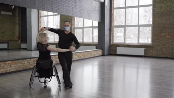 Zamaskowana para umiejętnie tańczy w sali balowej — Wideo stockowe