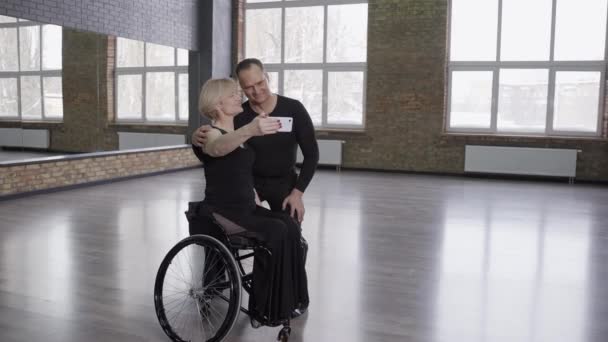 Joyful couple of dancers taking selfie in ballroom — Stock Video