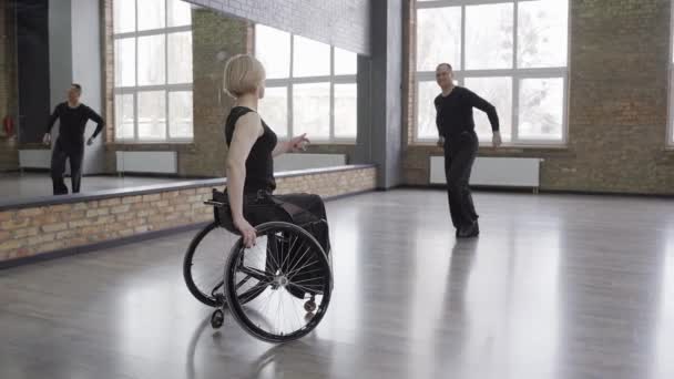 Захватывающая танцевальная пара тренируется в бальном зале — стоковое видео
