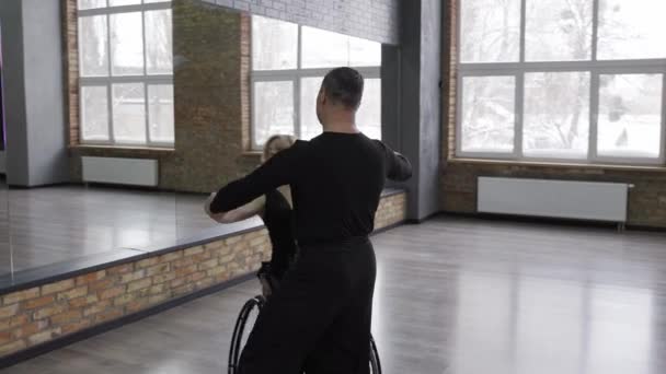 Skillful bola menari pasangan berputar dalam tarian — Stok Video