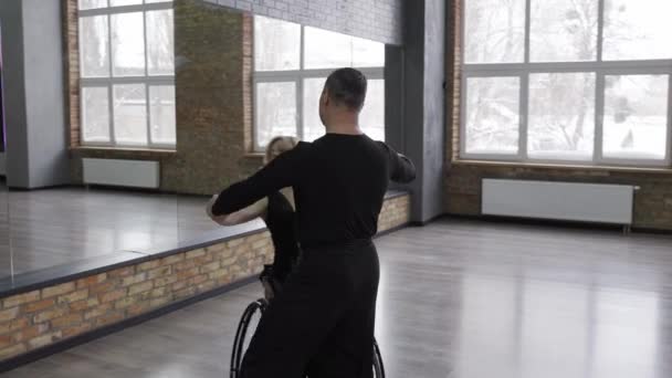 Baile de pelota hábil pareja girando en la danza — Vídeos de Stock