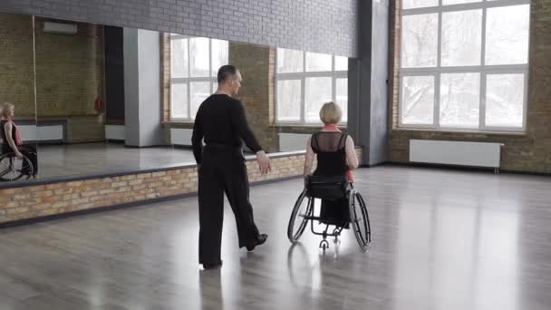 Spectacular couple of ballroom dancers — Stock Video