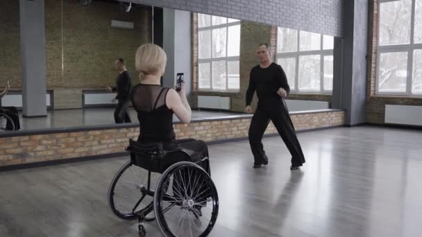 Жінка-інвалід, що знімає живий потік бального танцю — стокове відео