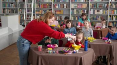 Öğretmenim öğrencilerle dalga geçiyor.