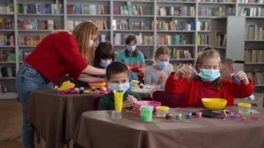 Master sırasında özel ihtiyaçları olan maskeli çocuklar