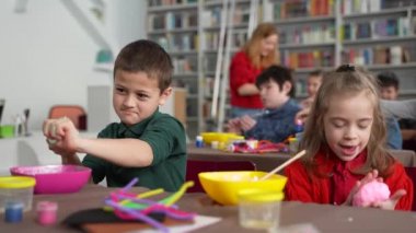 Sınıfta özürlü küçük bir çocuk ve kız.