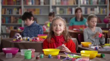 Kamerada salyalı gülümseyen otistik kız.