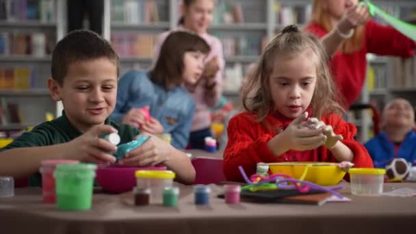 Fogyatékkal élő gyerekek csoportja a mesterkurzuson — Stock videók