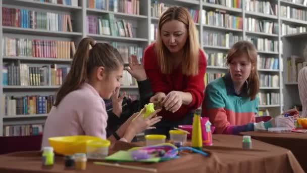 Niños con discapacidades jugando a los slimes en clase — Vídeos de Stock