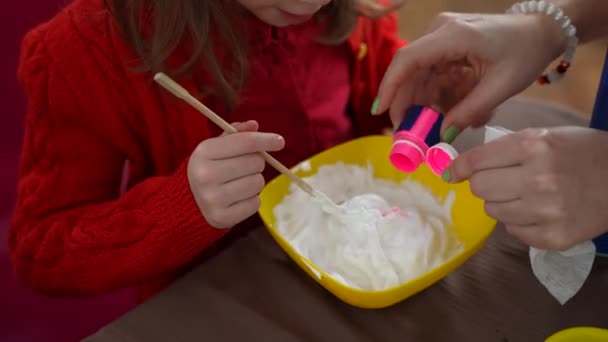 Özel ihtiyaçları olan tatlı bir kız sınıfta balçık yapıyor. — Stok video