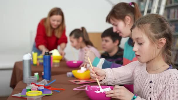 Anak dengan kebutuhan khusus membuat slimes di kelas — Stok Video