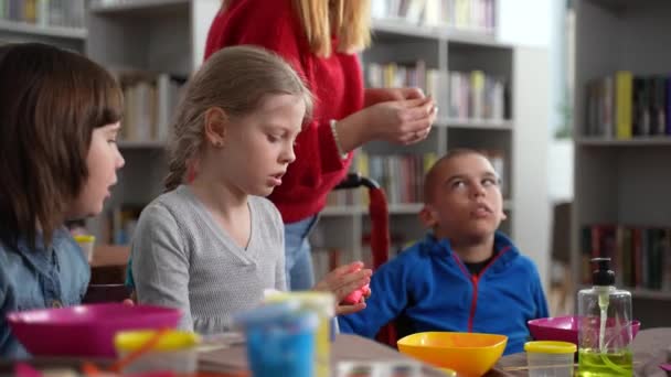 Niños con necesidades especiales durante la clase magistral — Vídeos de Stock