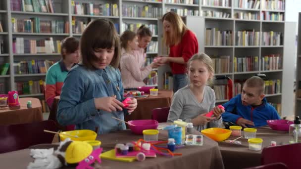 Autistische Mädchen spielen während eines Meisterkurses Schleim — Stockvideo