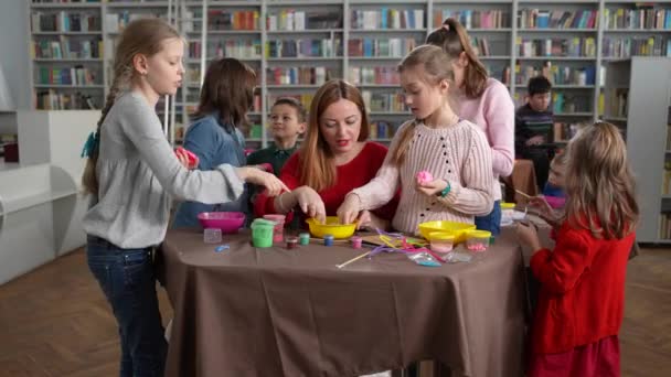 Profesor de comunicación con los niños durante la clase magistral — Vídeos de Stock