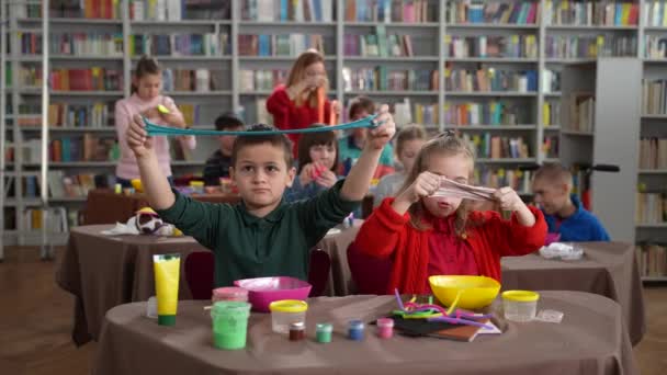 Niños con discapacidad jugando a los slimes en masterclass — Vídeos de Stock