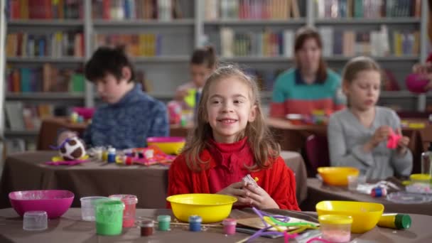 Sorridente ragazza autistica con melma posa sulla macchina fotografica — Video Stock