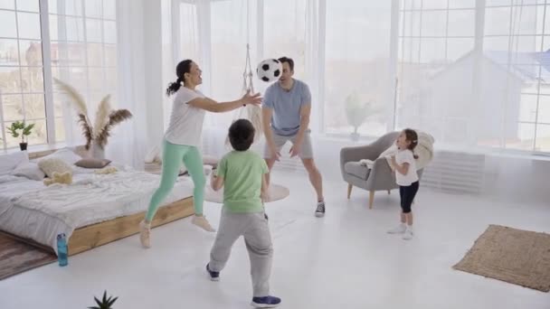 Aktivní rodina hraje fotbal s dětmi uvnitř — Stock video