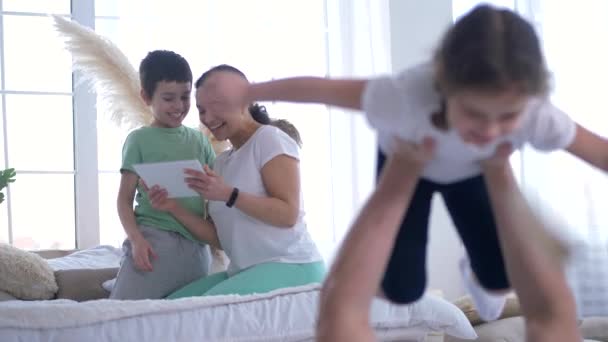 Keluarga yang gembira selama kegiatan rekreasi rumah tangga bersama — Stok Video