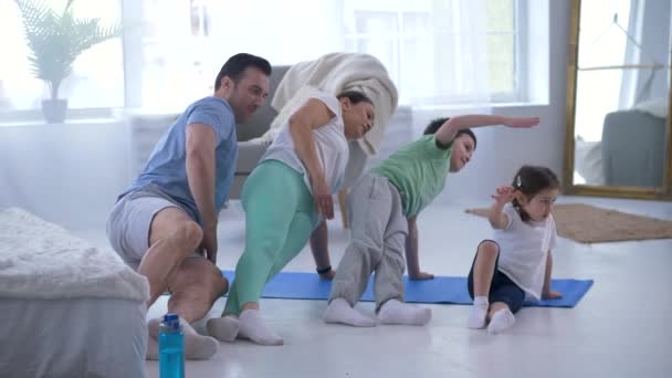 孩子们学着在瑜伽中保持平衡在家里摆姿势 — 图库视频影像