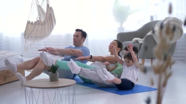 Famille heureuse avec des enfants pratiquant le yoga ensemble — Video