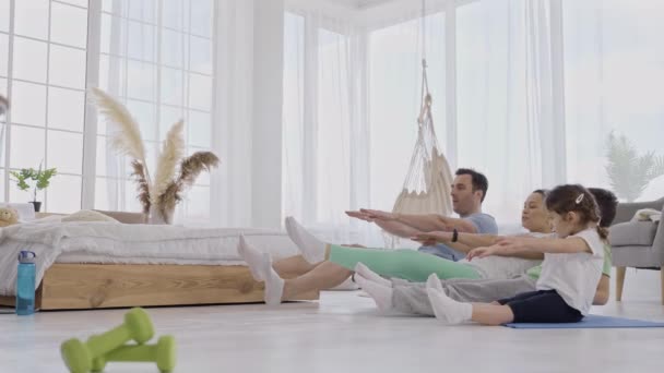 与孩子们一起练习瑜伽姿势的和谐夫妻 — 图库视频影像