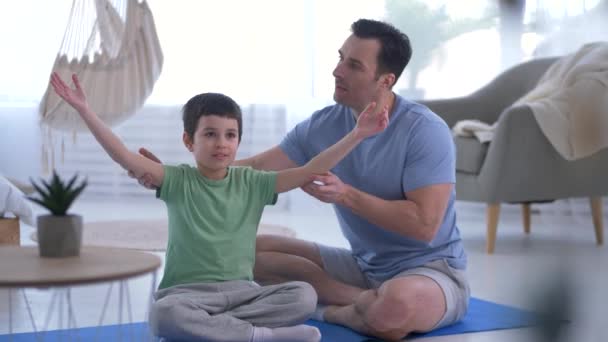 Cuidar pai ensinando filho ioga meditação em casa — Vídeo de Stock