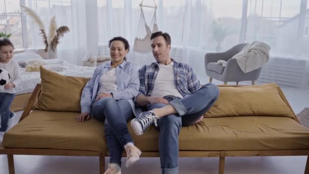Счастливая любящая семья с детьми, отдыхающими на диване — стоковое видео