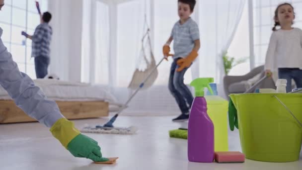 Çocuklu bir aile birlikte ev işi yapıyor. — Stok video