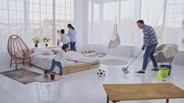 Amigable limpieza familiar habitación doméstica con diversión — Vídeos de Stock