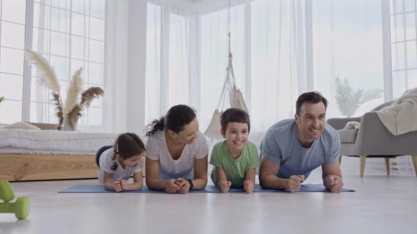 瑜伽练习期间积极的家庭护板 — 图库视频影像