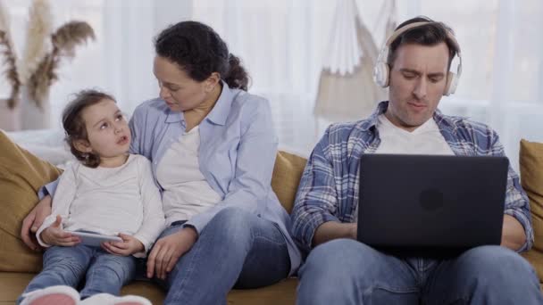 Οικογένεια με εθισμό gadget κατά τη διάρκεια αναψυχής στο σπίτι — Αρχείο Βίντεο