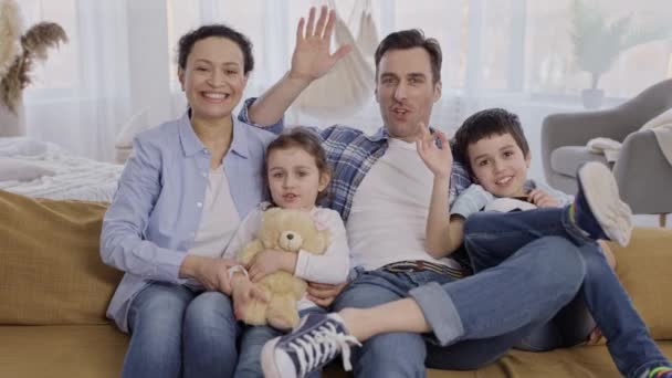 自宅でビデオチャット中に子供たちと楽しい家族 — ストック動画