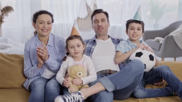 Família com crianças durante a congratulação online — Vídeo de Stock