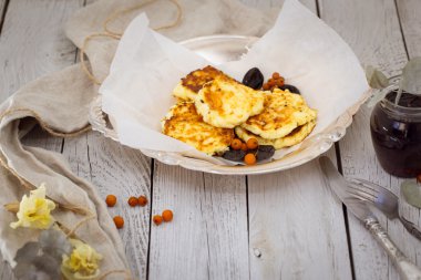 ahşap arka plan ile metal bir tepsi üzerinde tatlı cheesecakes