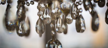 Kristal avize yakın çekim. Glamour arka plan kopya alanı ile