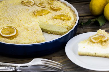 limonlu kek güzel ahşap arka plan üzerinde beyaz bir tabak içinde