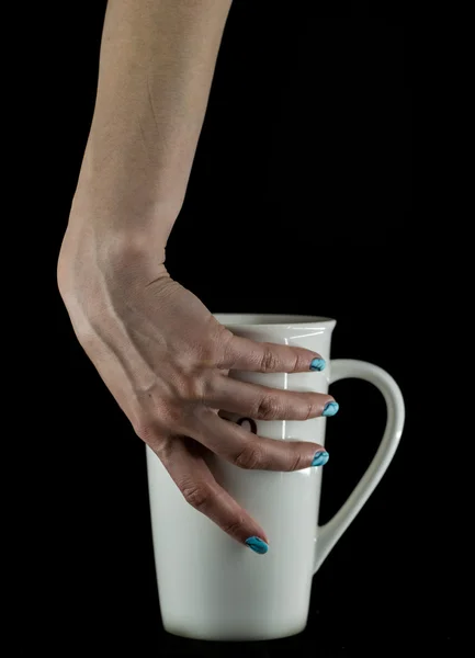 Hände mit schönen Nägeln, die eine Tasse halten — Stockfoto