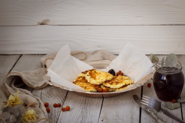 ahşap arka plan ile metal bir tepsi üzerinde tatlı cheesecakes