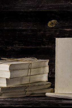 Ahşap zemin üzerine eski bir kitap.