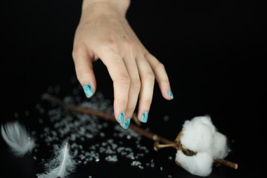 siyah arka plan üzerine güzel tırnaklar ile el