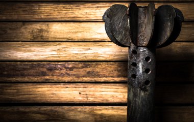 silah, ahşap arka plan üzerinde kartuş