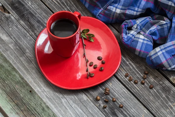 Copo de café vermelho em uma placa belo fundo de madeira — Fotografia de Stock
