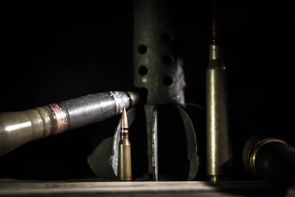 Armas, cartucho sobre fondo de madera — Foto de Stock