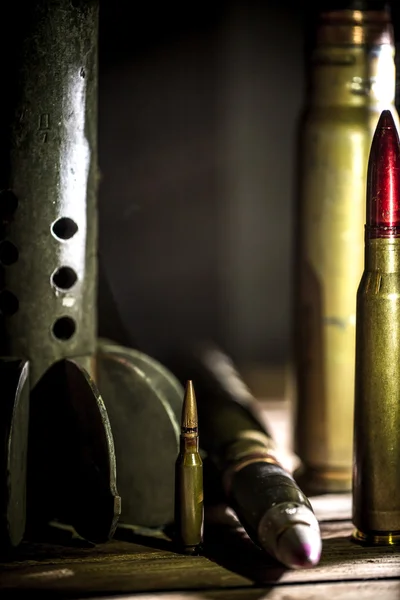 Armas, cartucho sobre fondo de madera —  Fotos de Stock