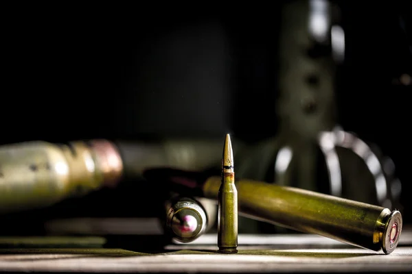 Fegyverek, kazetta, fából készült háttér — Stock Fotó
