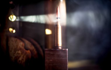 silah, ahşap arka plan üzerinde kartuş