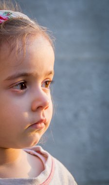 duygular küçük bir kız, gri çimlere gözyaşları.