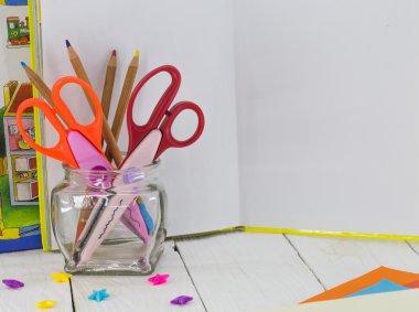Çocuk yaratıcılık, renkli kağıt, kalem, makas