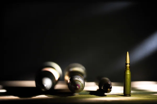 Armas, cartucho sobre fondo de madera —  Fotos de Stock